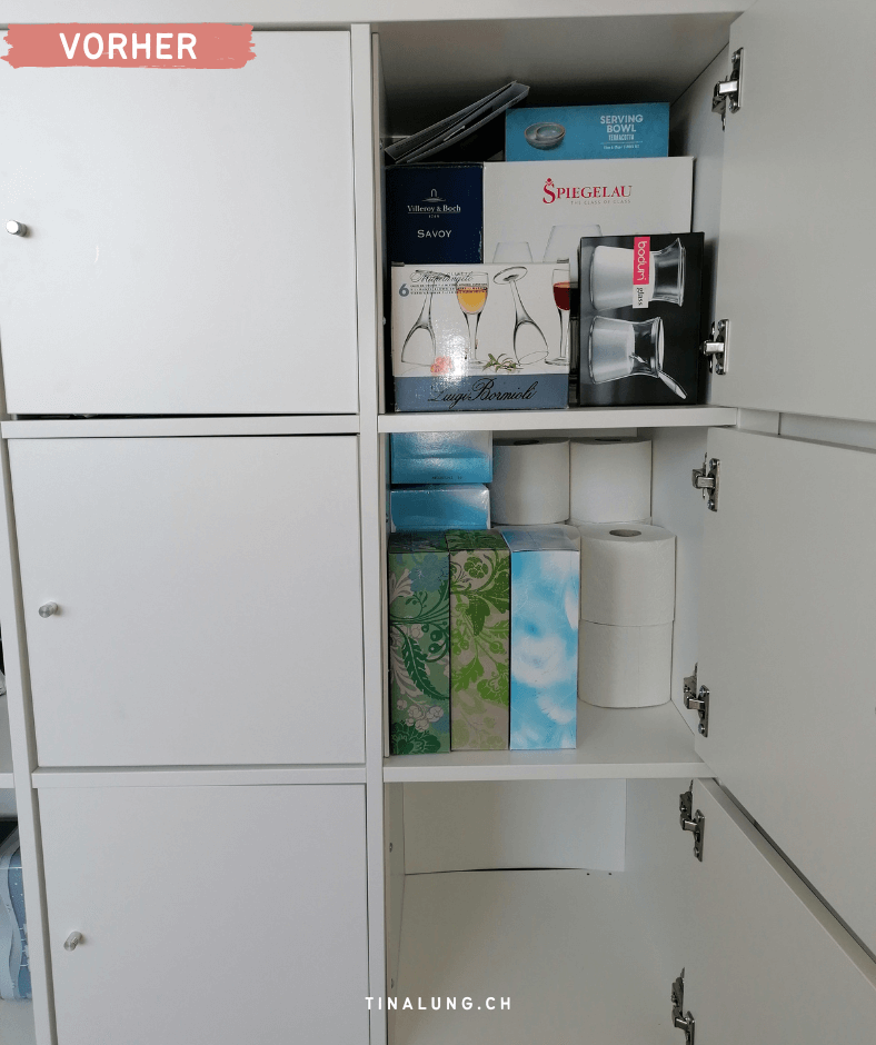 Kallax Schrank mit Kleenex und Toilettenpapier.